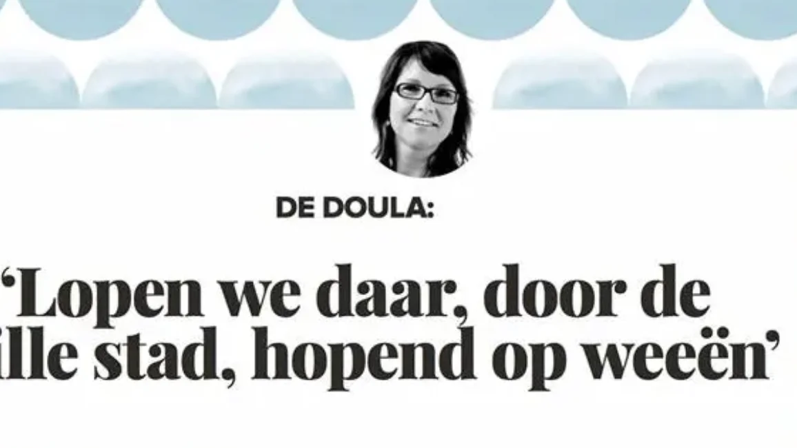 Lopen we daar, door de stille stad, hopend op weeën